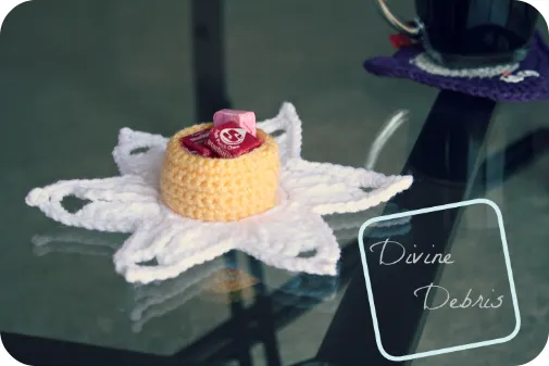 Darling Daffodil Candy Holder free crochet pattern by DivineDebris.com