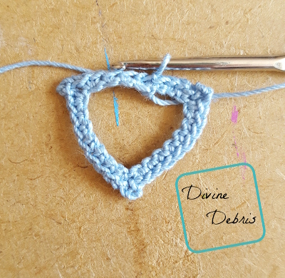 Interlocking Triangles Earrings free crochet pattern by Divine Debris