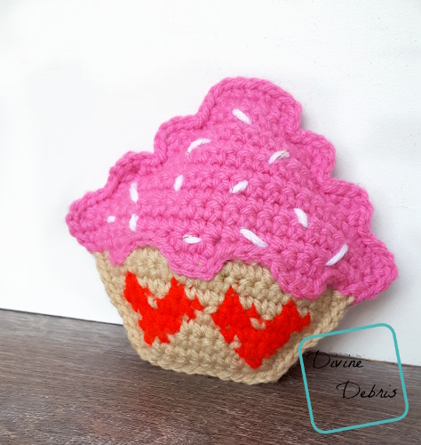 Sweetheart Cupcake Ami free crochet pattern by DivineDebris.com