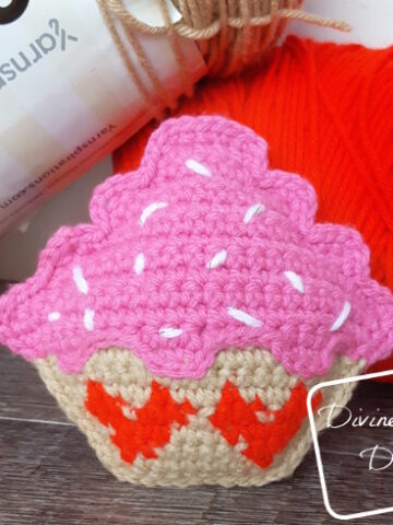 Sweetheart Cupcake Ami free crochet pattern by DivineDebris.com