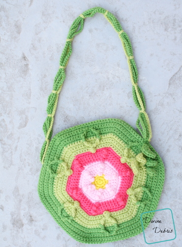 Make a fun flower inspired crochet bag with this bag from DivineDebris.com