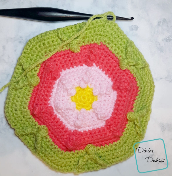 Make a fun flower inspired crochet bag with this bag from DivineDebris.com