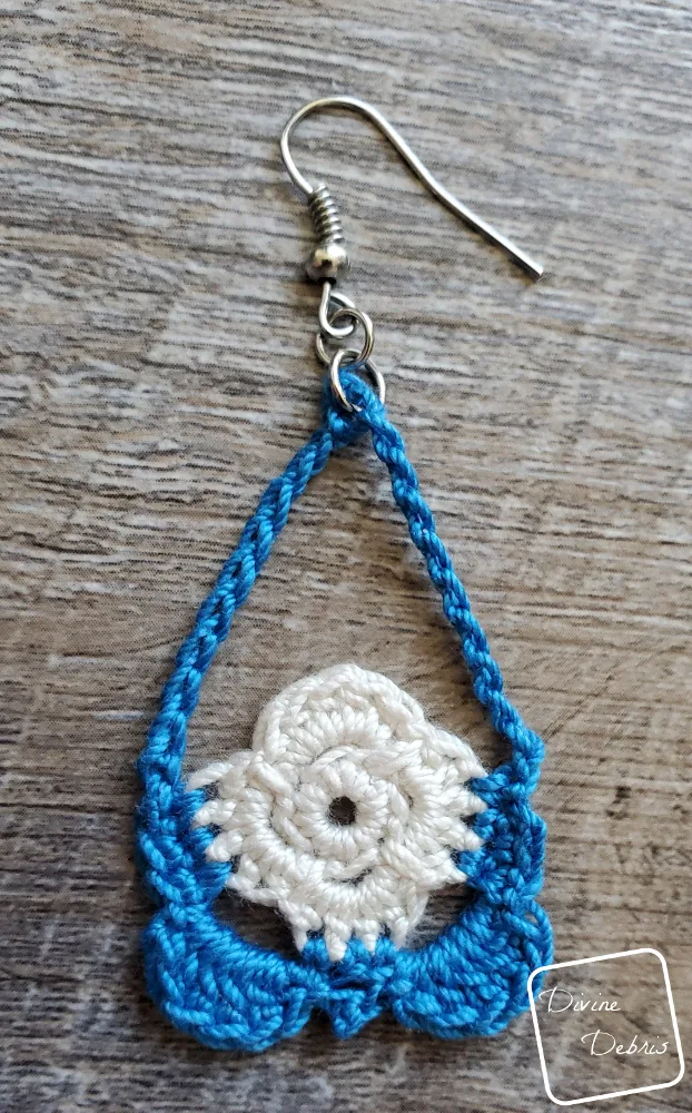 Learn to make the Abby Earrings from a free crochet pattern on Divinedebris.com