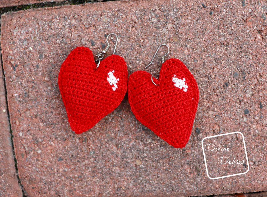 Learn to make the Sweetheart Earrings from a free crochet pattern on DivineDebris.com