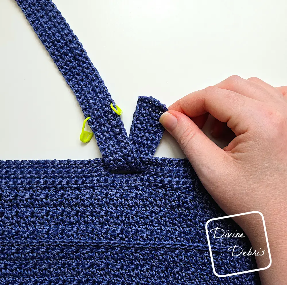Kieran Bag crochet pattern how to attach the Strap example for the right side. 